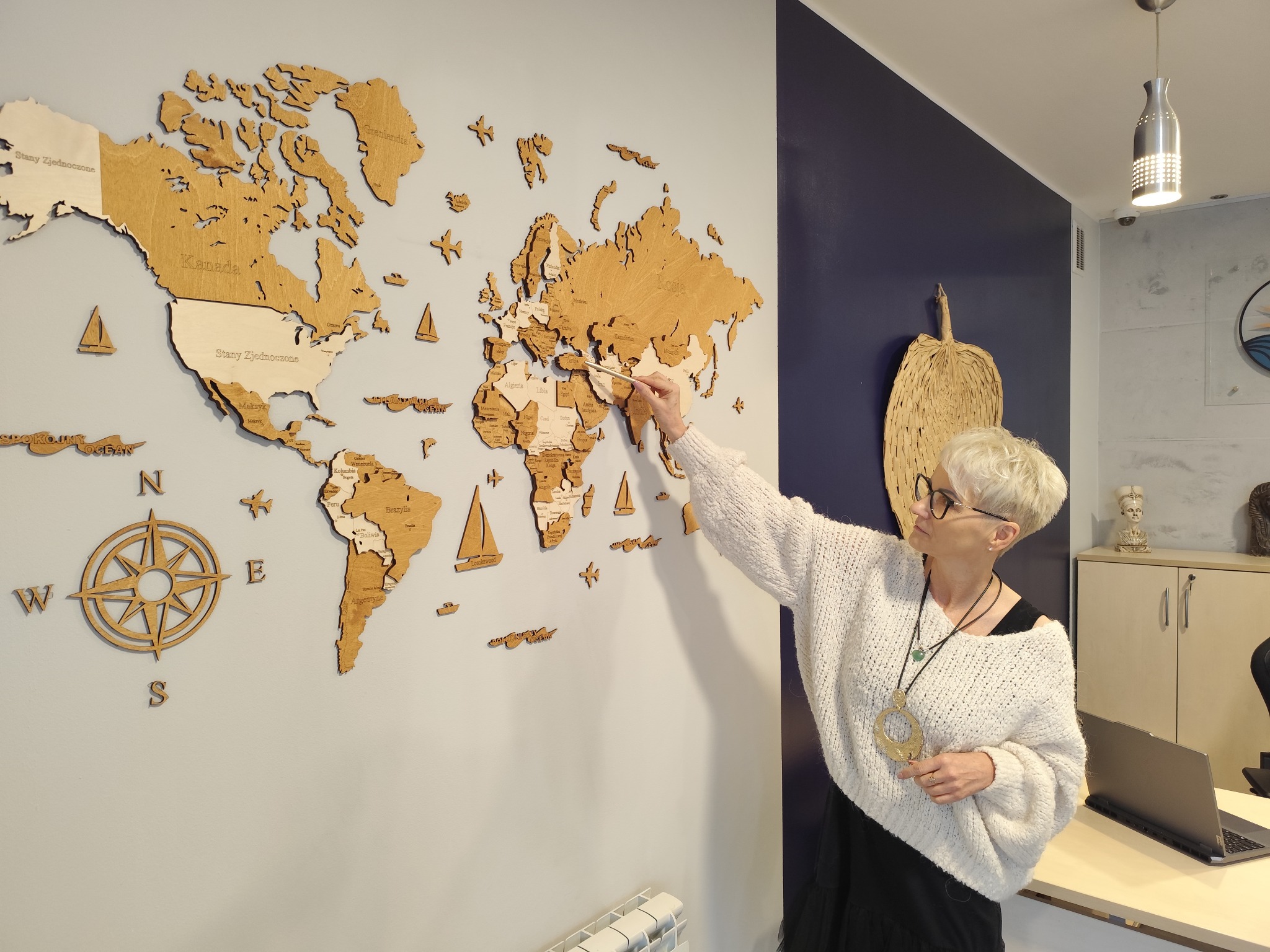 Ekran multimedialny w biurze